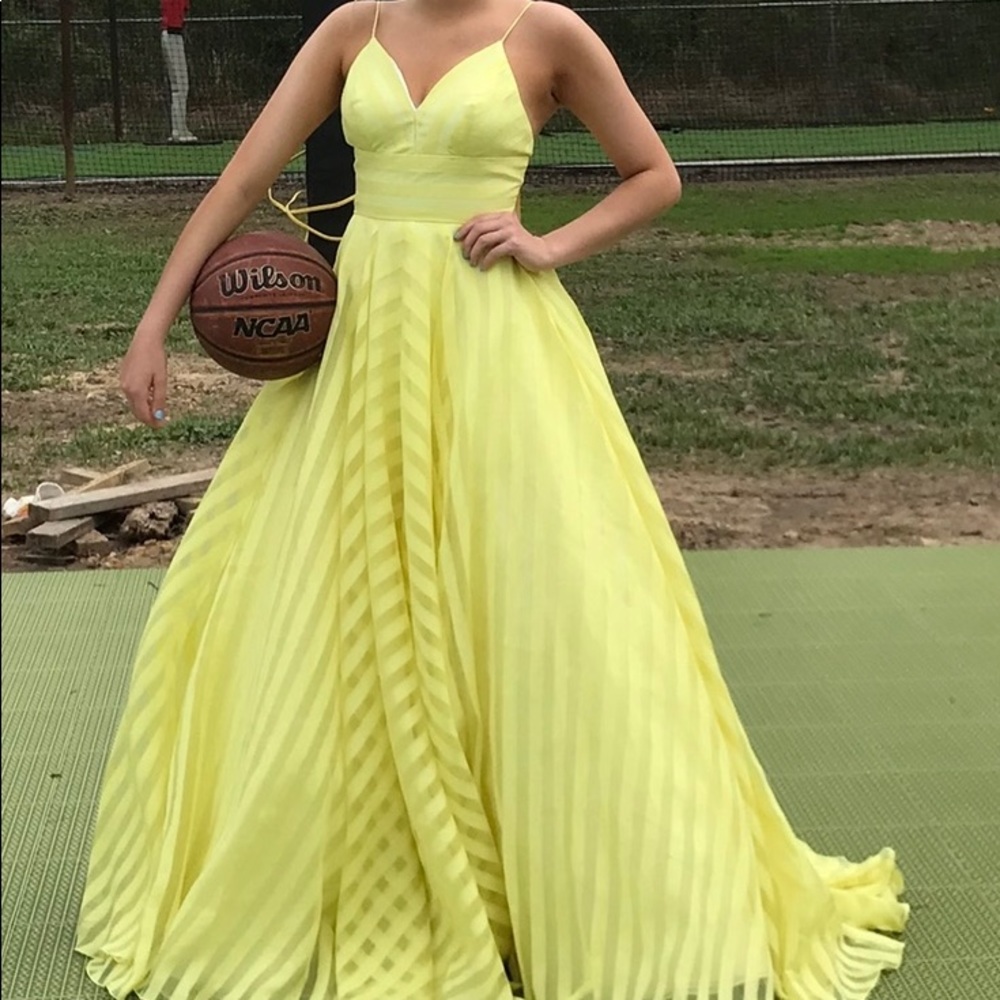 Sherri Hill Prom Dress. Yellow size 6 absolutely gorgeous dress! Worn 1time.